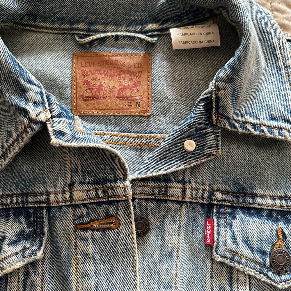 Levi’s Classic Jean Jacket - Picture 3 of 9